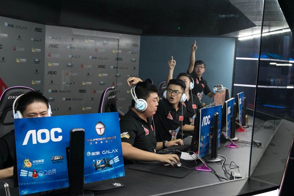 围是对他们 围是对他们